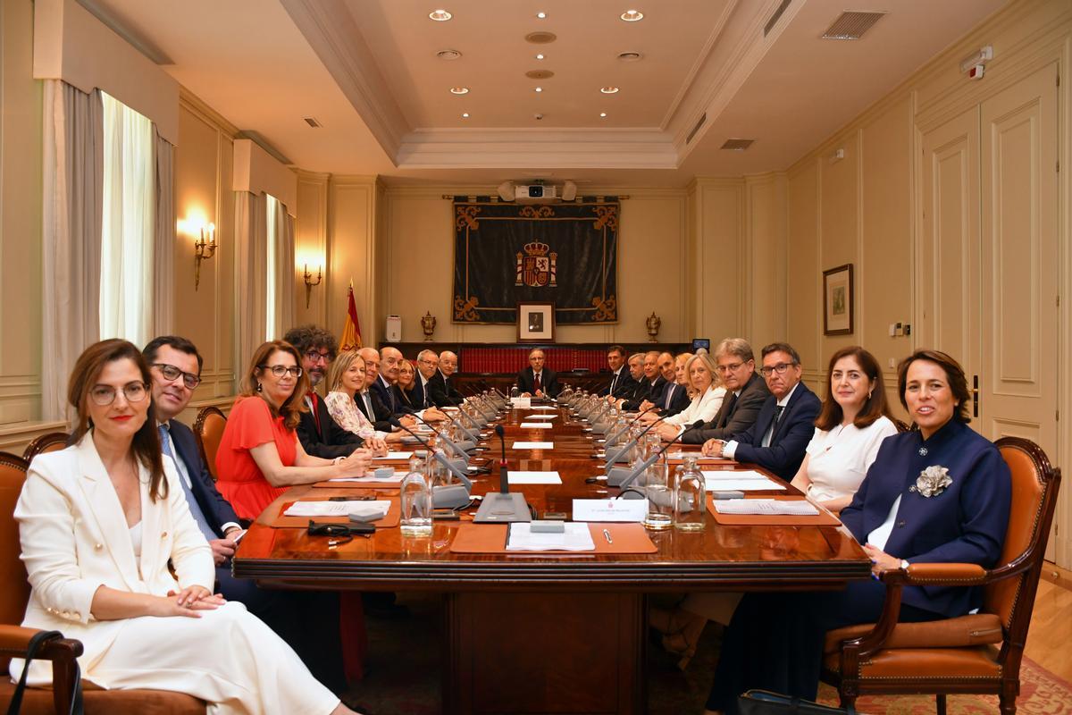 Los nuevo veinte vocales durante el primer pleno del octavo mandato del Consejo General del Poder Judicial (CGPJ), a 25 de julio de 2024, en Madrid (España). Los 20 vocales del nuevo Consejo General del Poder Judicial (CGPJ), elegidos por las Cortes tras