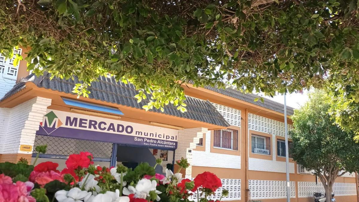 Fachada principal del mercado municipal de San Pedro Alcántara.