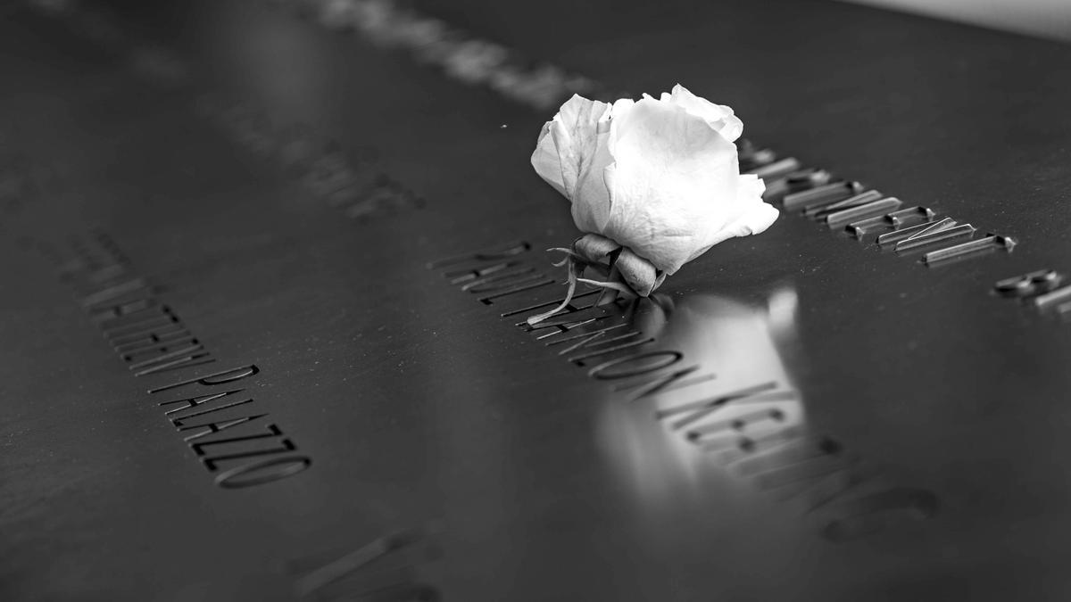 Una rosa adorna un dels noms del Memorial Nacional de l’11 de setembre a  Nova York, el 4 de setembre de 2019
