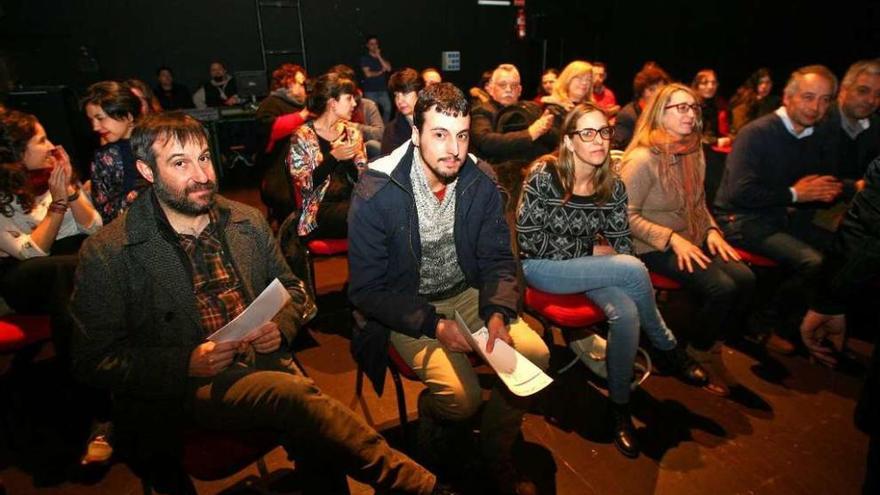 El premiado, segundo en la primera fila, durante el acto en el Teatro Principal. // Bernabé/Cris M.V.