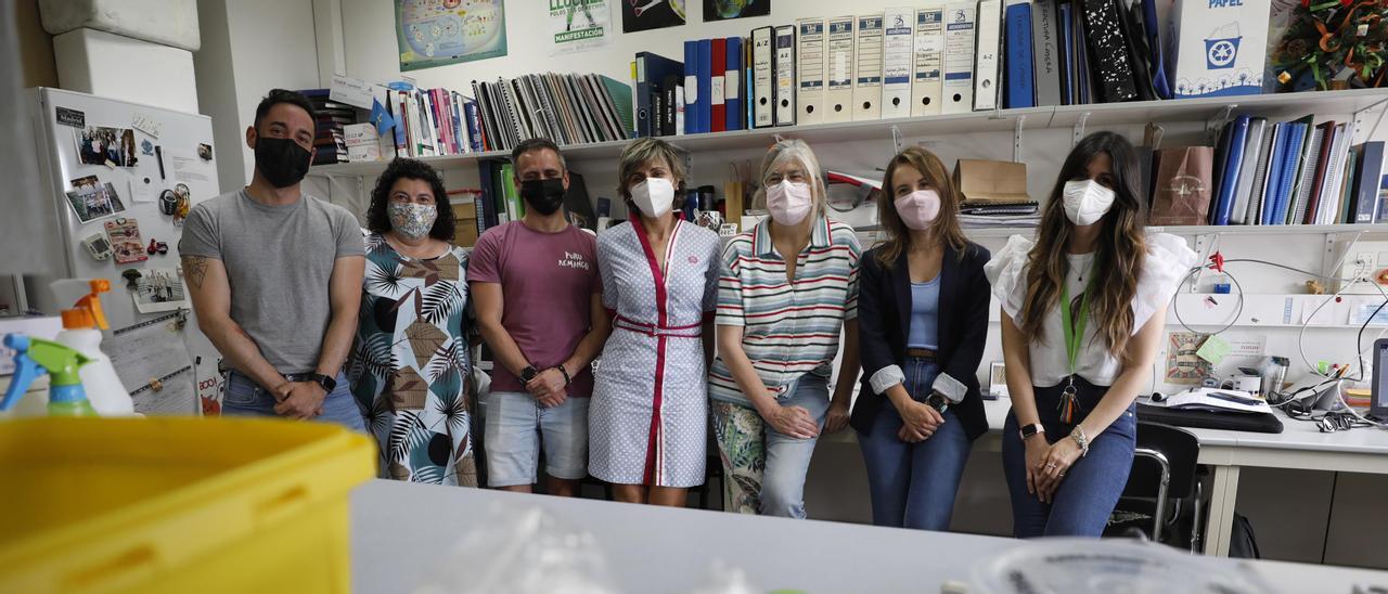 Por la izquierda, Juan Carlos Bermejo (investigador predoctoral), Ana Isabel Corao (técnico de laboratorio), Ignacio Vega (profesor titular), Ana Coto, Paz García-Portilla, Marta Méndez y Yaiza Potes (profesora ayudante doctor), en el laboratorio de Coto, en la Facultad de Medicina. | Luisma Murias