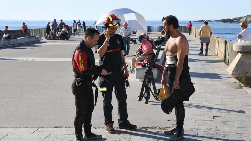 Los bomberos recuperan el cadáver de un pescador en la playa de Riazor