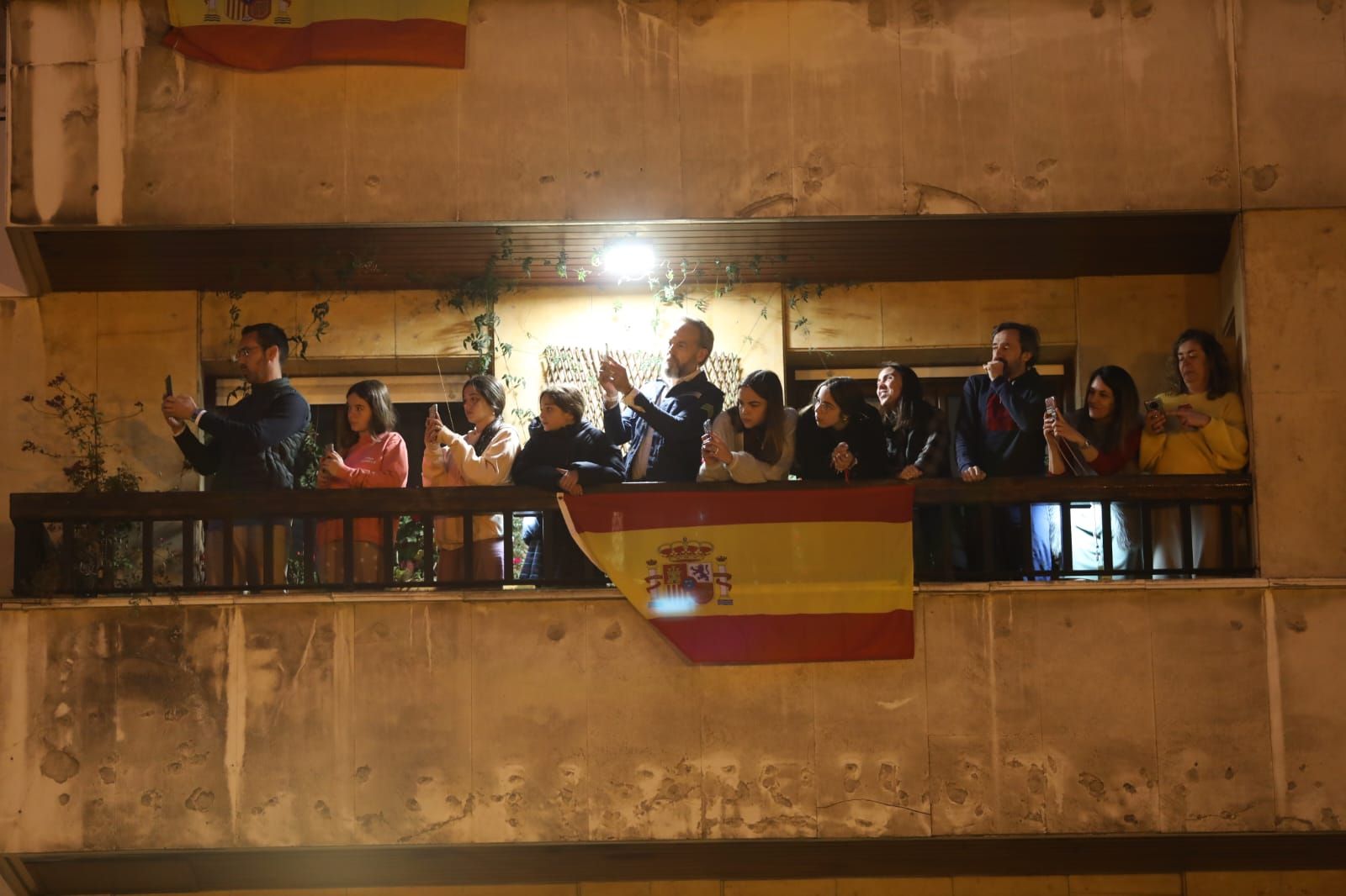 Así fue el multitudinario ensayo nocturno del desfile del día de las Fuerzas Armadas en Oviedo.