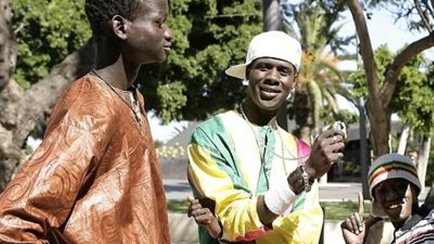 Ibrahima, Issa y Beyatt (izda-dcha), los tres inmigrantes que llegaron a Canarias en cayuco desde Senegal.