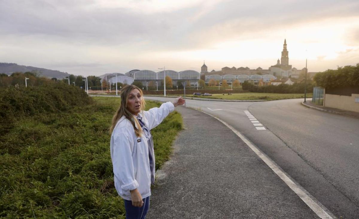 Chantal García, en bicicleta, en la avenida de La Pecuaria. | MARCOS LEÓN