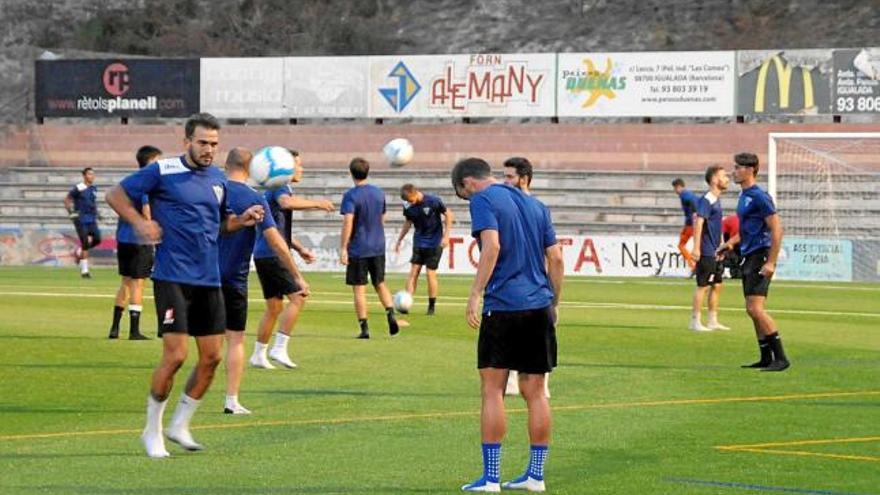 Inici dels entrenaments de l&#039;Igualada sobre la nova superfície verda del camp de les Comes