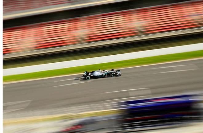 El piloto británico de Mercedes, Lewis Hamilton, participa en las pruebas para la nueva temporada del Gran Premio de Fórmula Uno en el Circuit de Catalunya en Montmeló, en las afueras de Barcelona.