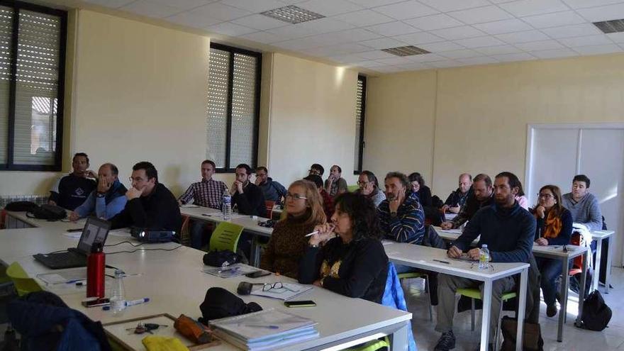 Participantes en el curso de turismo lobero, organizado por la Junta, que tiene lugar en Villardeciervos.