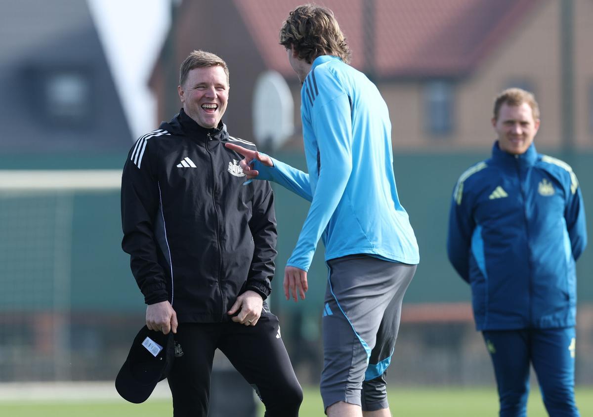 NEWCASTLE (United Kingdom), 09/03/2026.- Newcastle United manager Eddie Howe (L) and Nick Woltemade of Newcastle United (R) attend a training session in Newcastle, Britain, 09 March 2026. Newcastle United will face FC Barcelona in their UEFA Champions League Round of 16 1st leg match on 10 March. (Liga de Campeones, Reino Unido) EFE/EPA/ADAM VAUGHAN