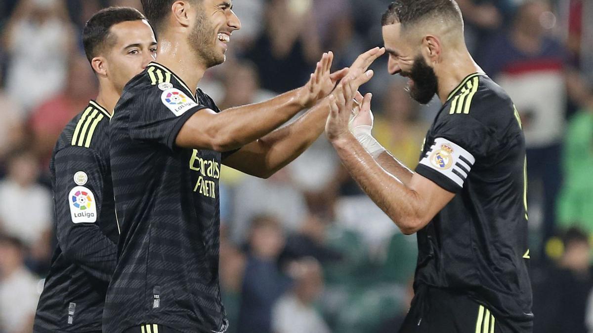 Marco Asensio y Karim Benzema celebran el tercer gol del Real Madrid en el Martínez Valero. |  // EFE