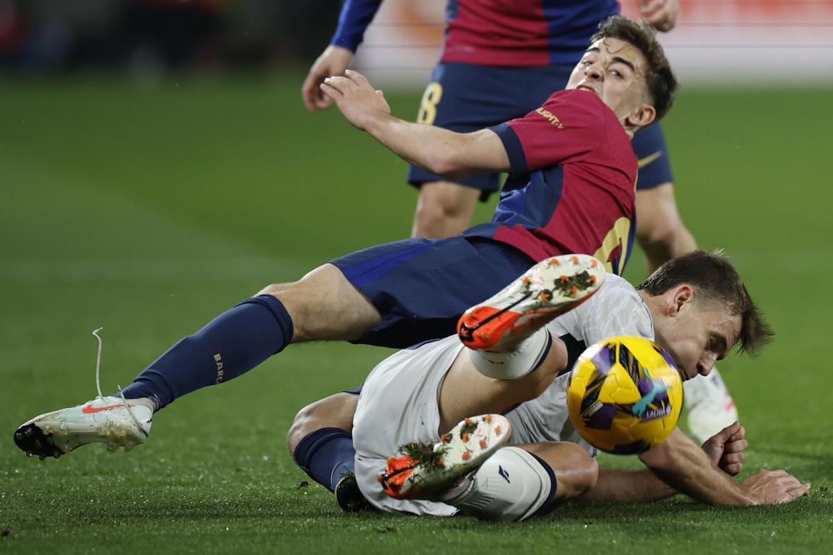 F.C. Barcelona midfielder Gavi (behind) vies for the ball against Osasuna midfielder Pablo Ibanez during LaLiga match between FC Barcelona and CA Osasuna at the Montjuic Olympic Stadium in Barcelona, Spain, 27 March 2025. EFE/ Alberto Estevez F.C. Barcelona midfielder Gavi (behind) vies for the ball against Osasuna midfielder Pablo Ibanez during LaLiga match between FC Barcelona and CA Osasuna at the Montjuic Olympic Stadium in Barcelona, Spain, 27 March 2025. EFE/ Alberto Estevez