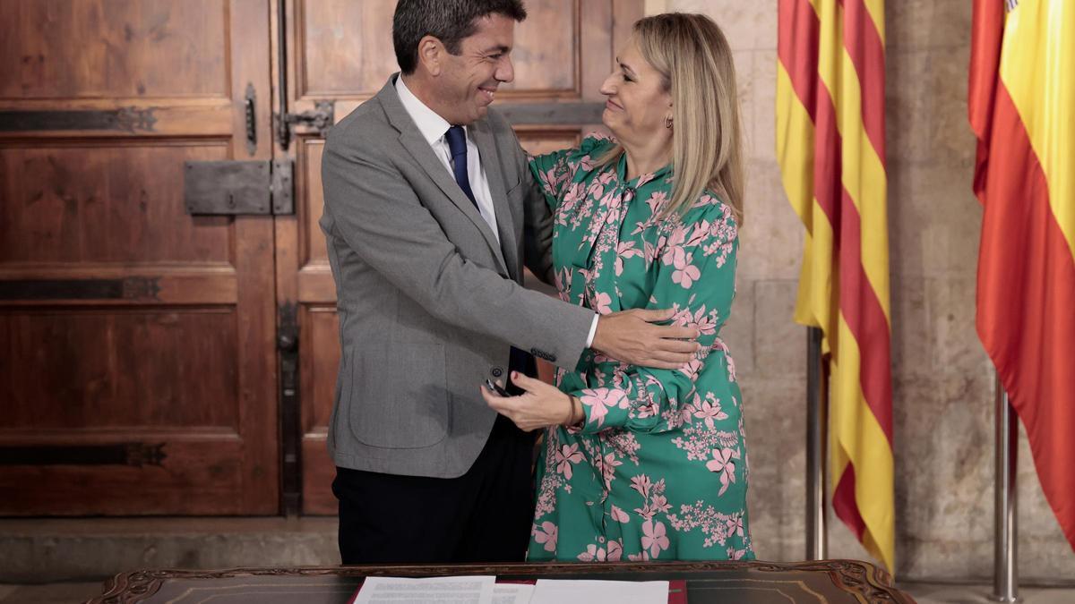 Carlos Mazón y Nuria Montes en la firma de la derogación.