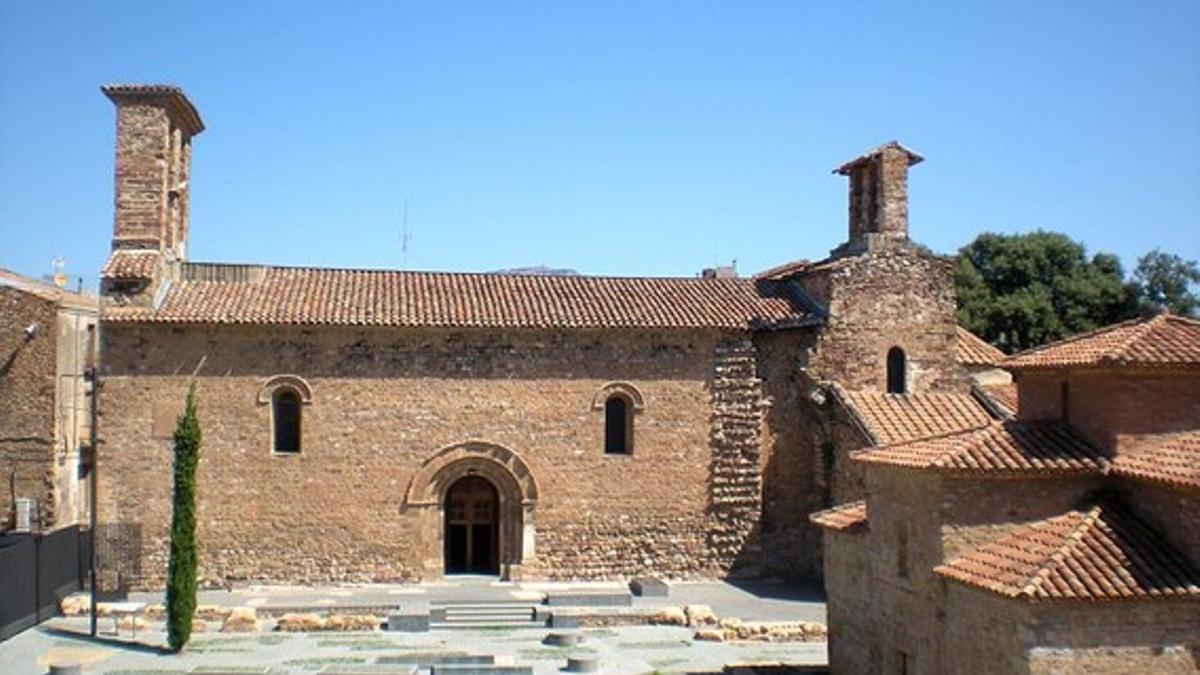 Sant Pere de Terrassa, con la iglesia de Sant Miquel a la derecha.