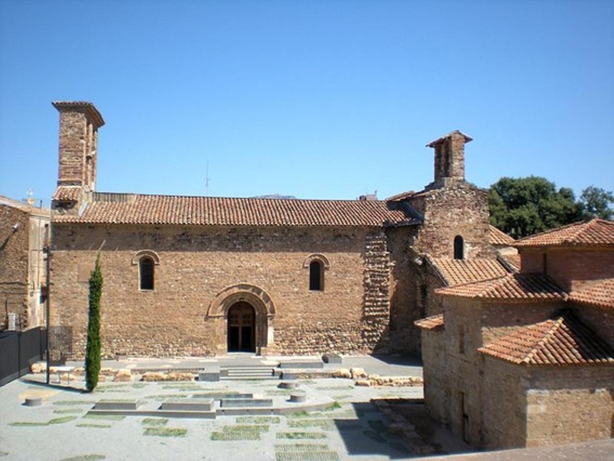 Sant Pere de Terrassa, amb l’església de Sant Miquel a la dreta. Sant Pere de Terrassa, amb l’església de Sant Miquel a la dreta.