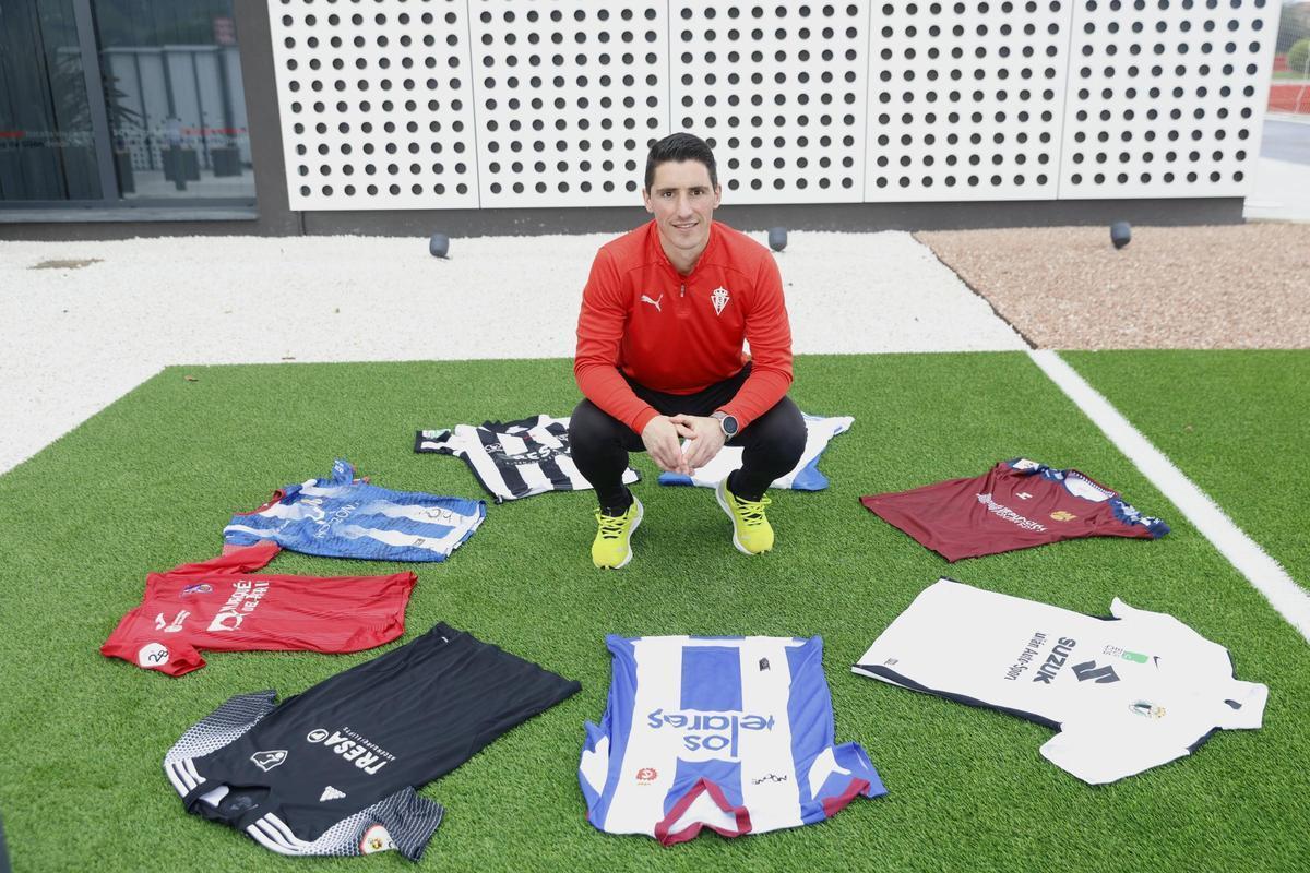 Jorge Fernández, en Mareo con las camisetas que usó durante su carrera