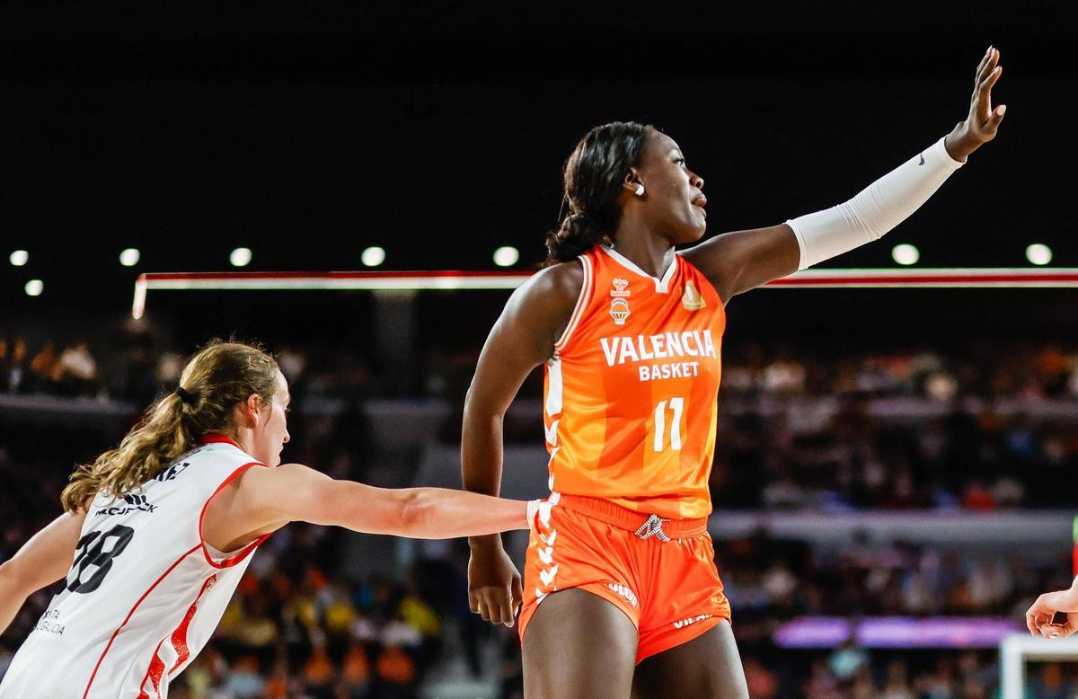 Así ha sido el regreso al Roig Arena de Awa Fam tras triunfar en el draft de la WNBA