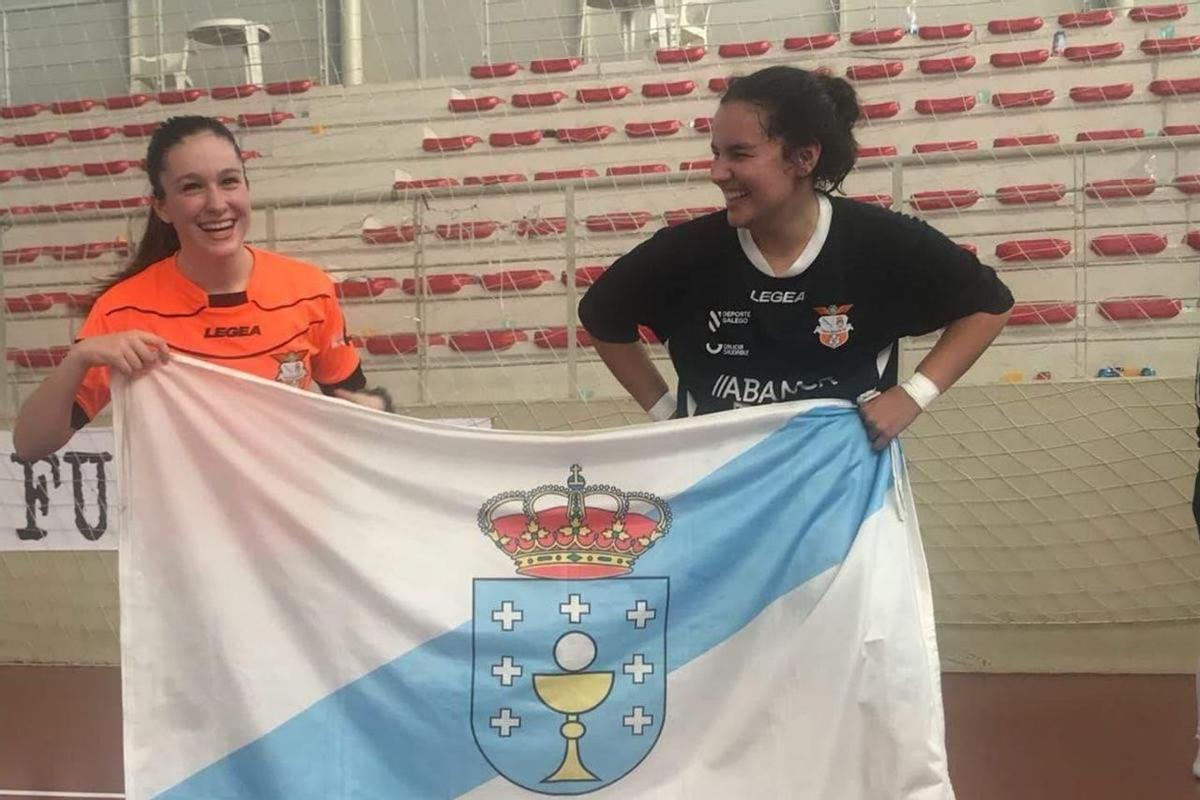Sandra y Martita celebran un triunfo con la bandera de Galicia.