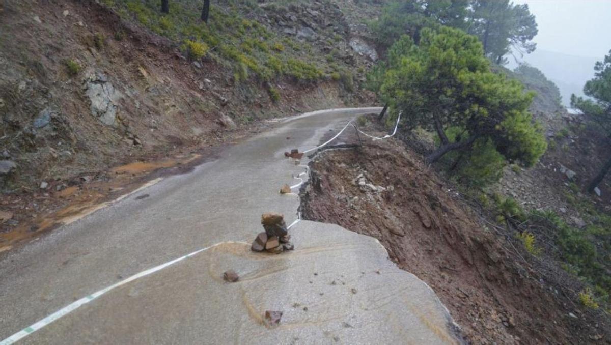 Vista de la calzada derrumbada por la lluvia.