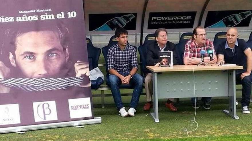 Borja Oubiña (izquierda) durante la presentación del libro sobre Mostovoi celebrada en Balaídos. // FDV