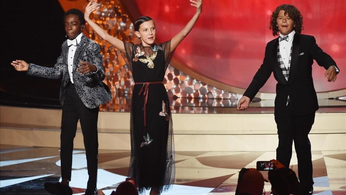 Los pequeños actores de la serie 'Stranger things', durante su número en la gala de los premios Emmy.