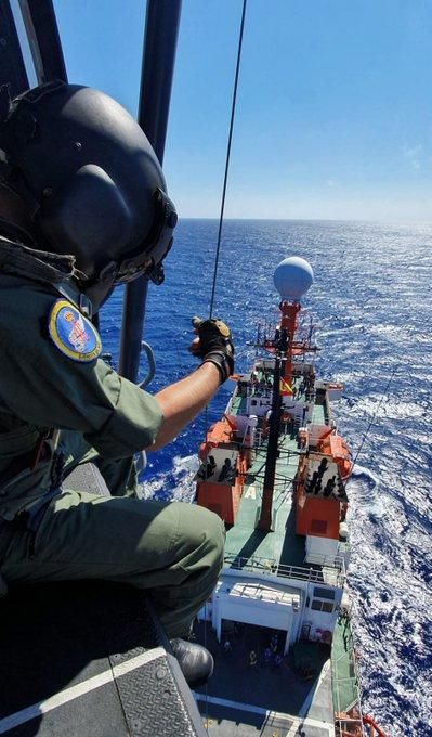 Así rescatan a un marinero en apuros en Canarias