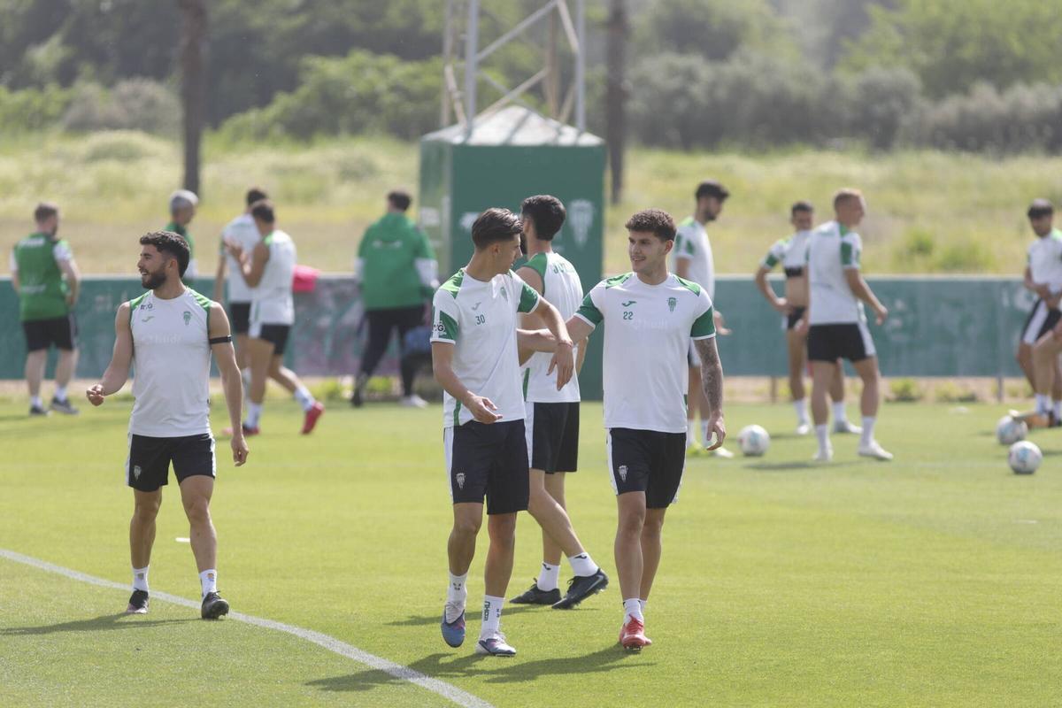 Dani Requena y Álvaro Trilli conversan durante un entrenamiento de esta semana en la Ciudad Deportiva.
