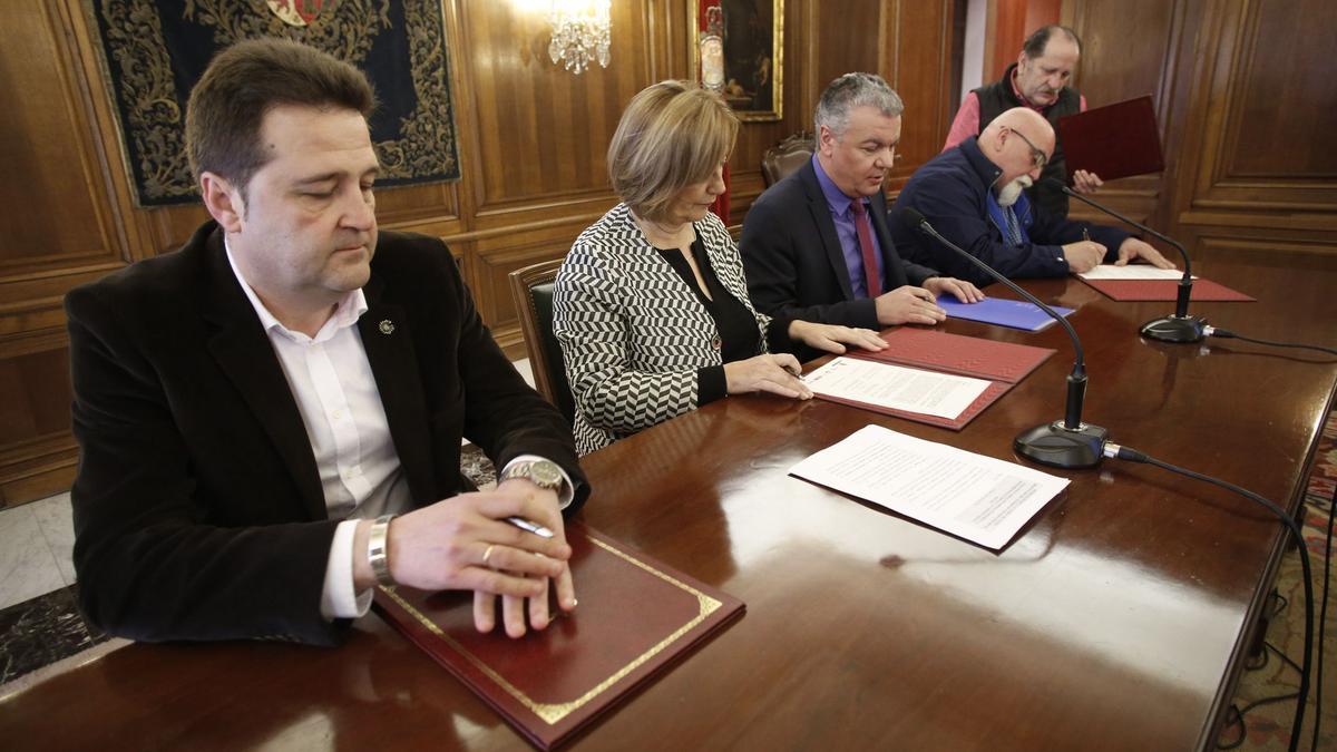 Por la izquierda, José Manuel Rodríguez Baltar, Mariví Monteserín, Belarmino Feito e Iñaki Malda, en mayor de 2018, en plena firma del pacto “Avilés Innova”.