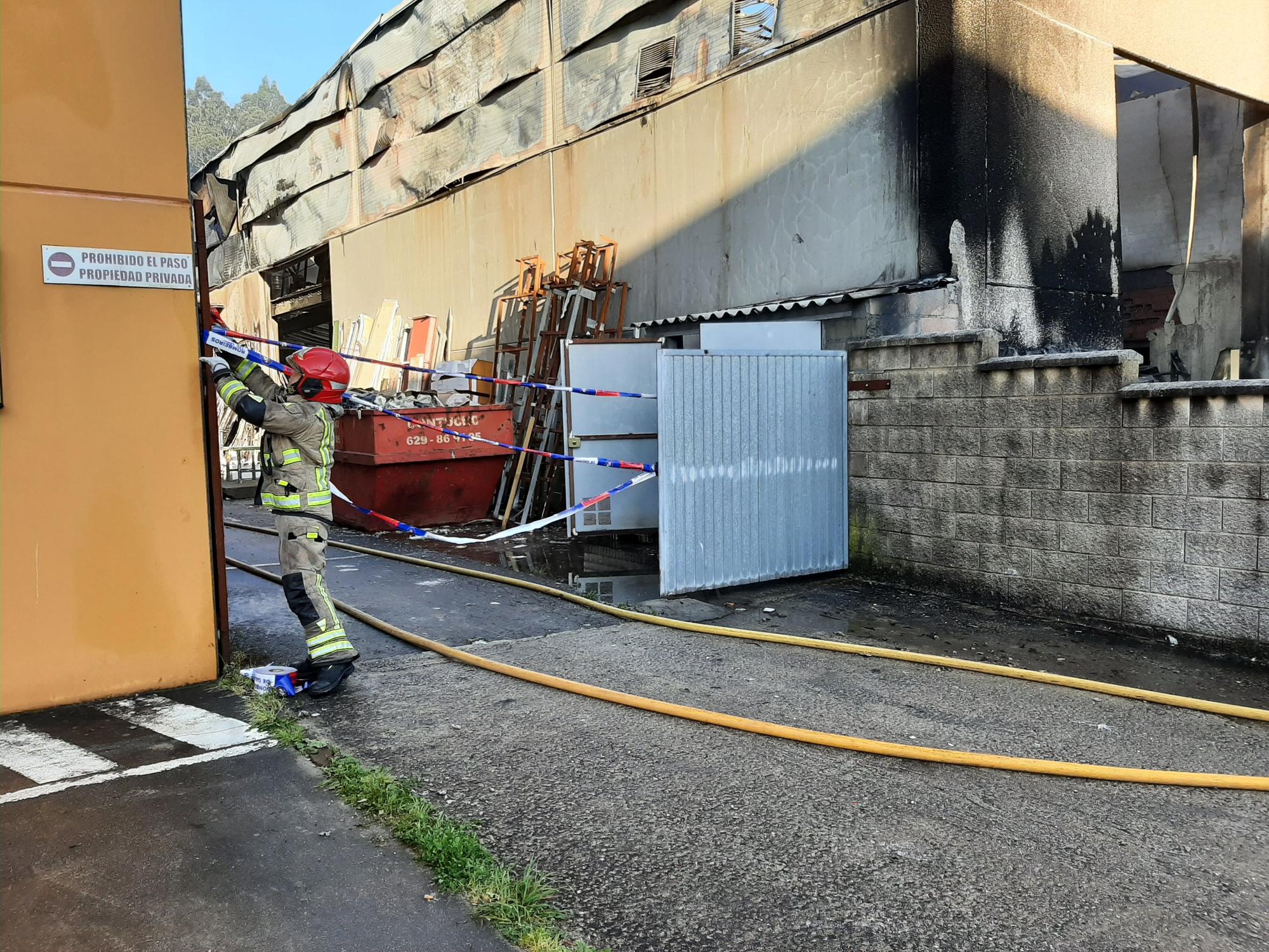 El incendio en una fábrica del polígono de Castiñeiras, en Bueu (II)