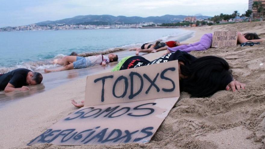 Mit Botschafen wie &quot;Wir sind alle Flüchtlinge&quot; machte ein Dutzend Aktivisten am Montag (7.9.) am Strand von Can Pere Antoni in Palma auf das Flüchtlingsdrama aufmerksam.