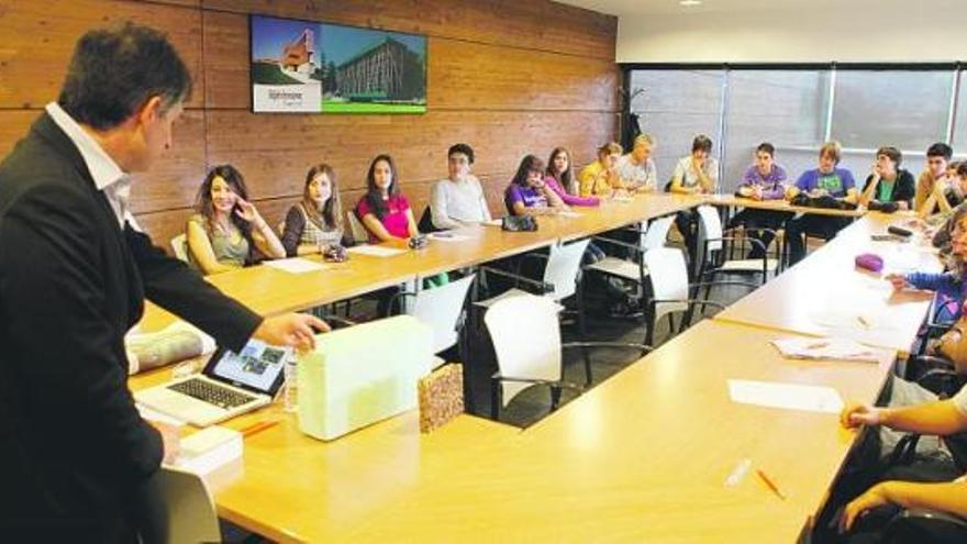 Estudiantes atienden a las explicaciones de los responsables de «Biodomo» sobre construcción sostenible, ayer, en el Parque Tecnológico.