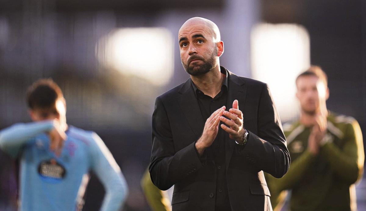 Claudio Giráldez aplaude a la afición celeste a la conclusión del encuentro por el incondicional apoyo prestado al equipo. | PEDRO MINA