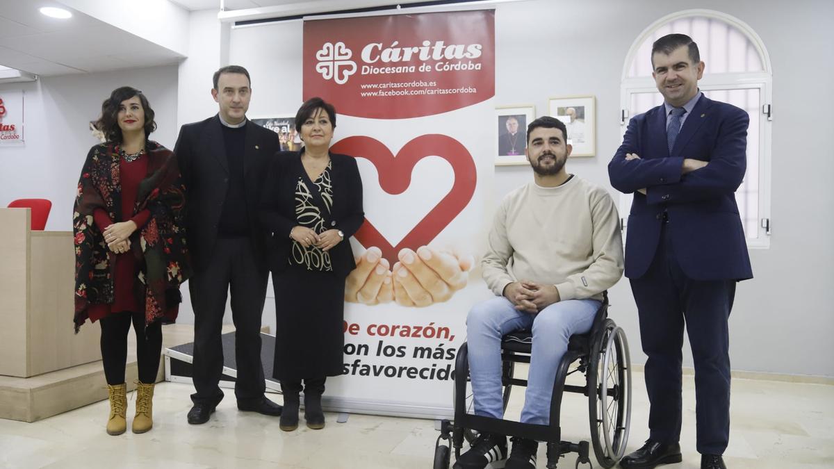 Miembros de Cáritas Córdoba en la presentación de la campaña de Navidad 'Like al corazón. La Navidad es de todos, no les dejes fuera'.