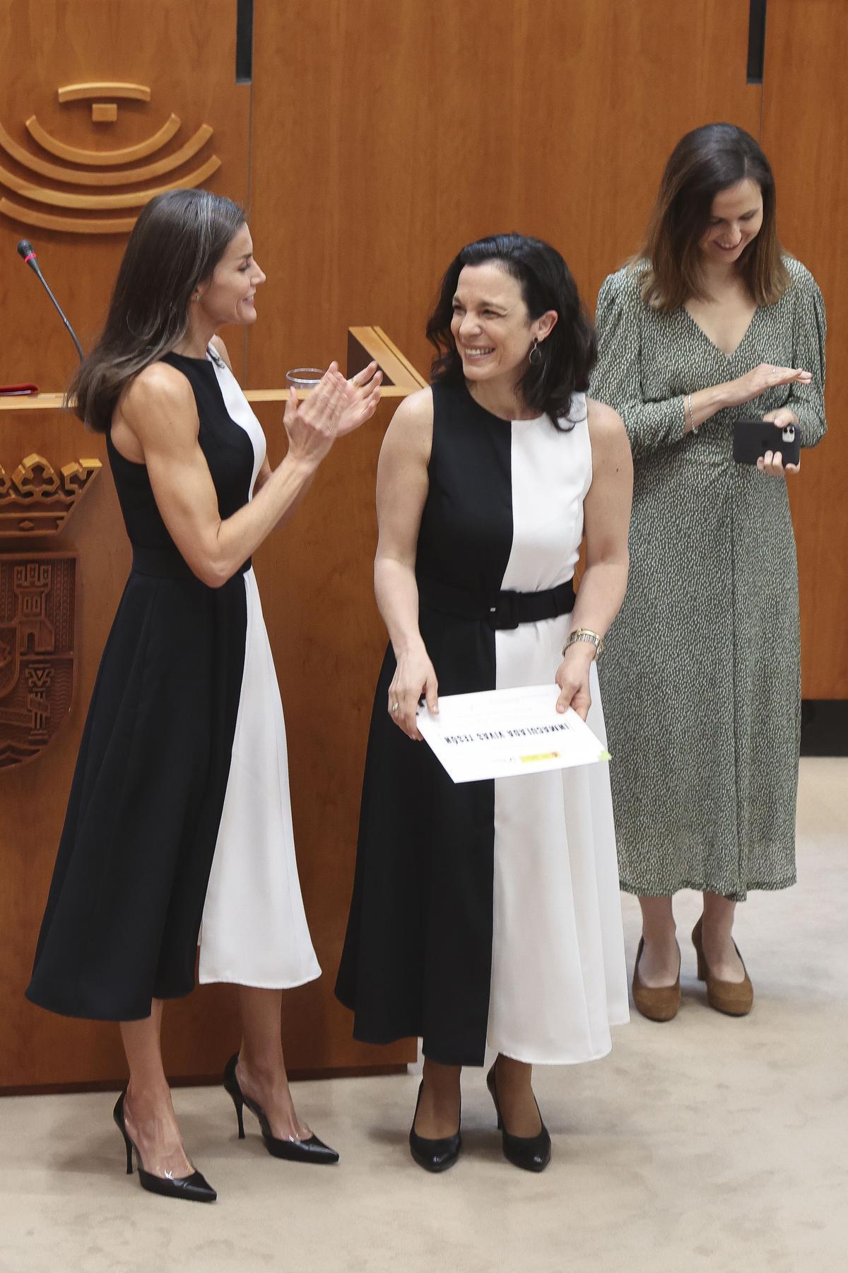 La Reina Letizia, junto a la mujer con la que ha coincidido en la elección del vestido.