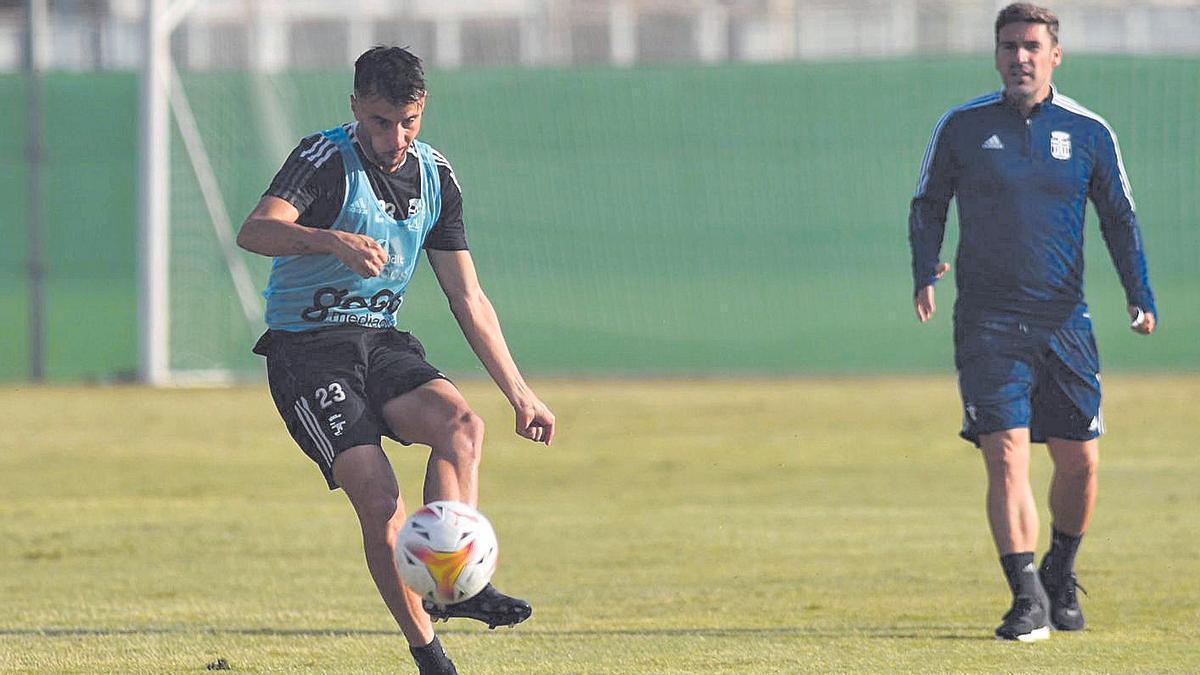 Sergio Tejera golpea el balón en un entrenamiento.