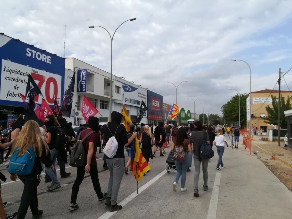 Tallen les vies del tren i el TAV a l''Avellaneda i fan barricades