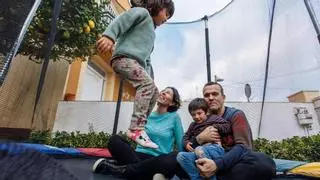 Carlos González, pediatre: «Algú t’ha dit alguna vegada que els nens de tres mesos dormen sols? Doncs ho sento, no és així»