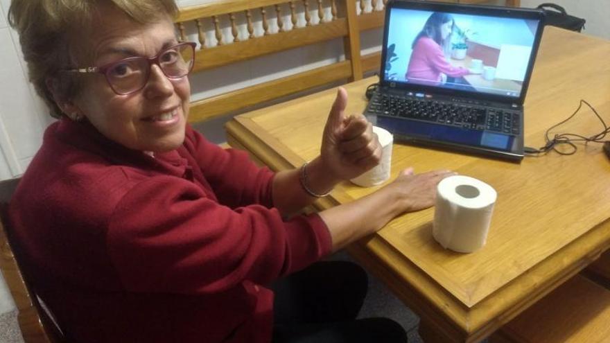 Ángeles Calvo, haciendo rehabilitación por videoconferencia con la terapeuta ocupacional Beatriz Félix, durante el confinamiento.