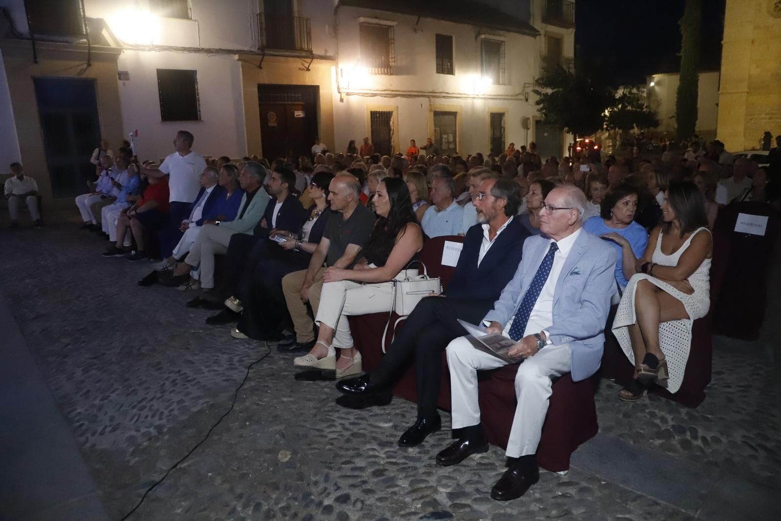 El homenaje y ofrenda floral a Manolete, en imágenes