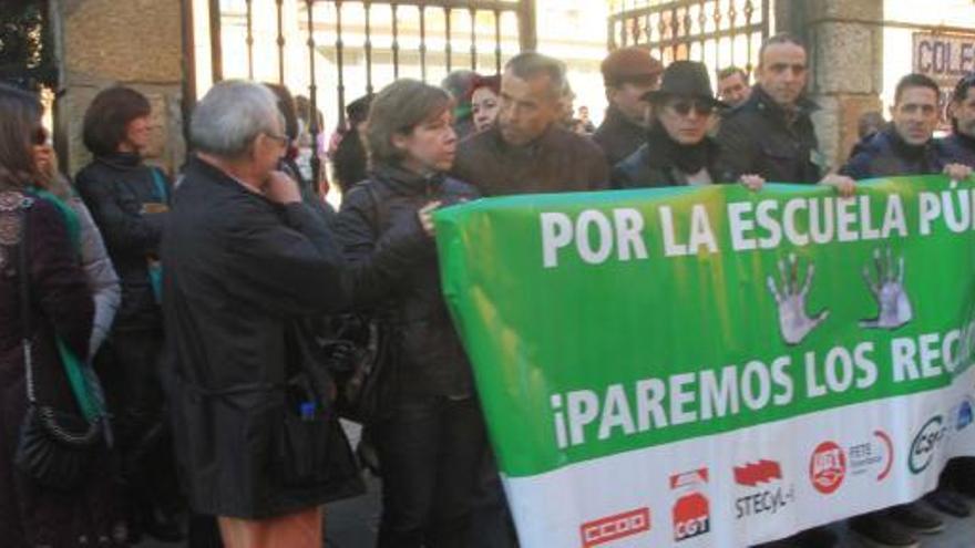 Un grupo de profesores se concentran junto al colegio Arias Gonzalo.