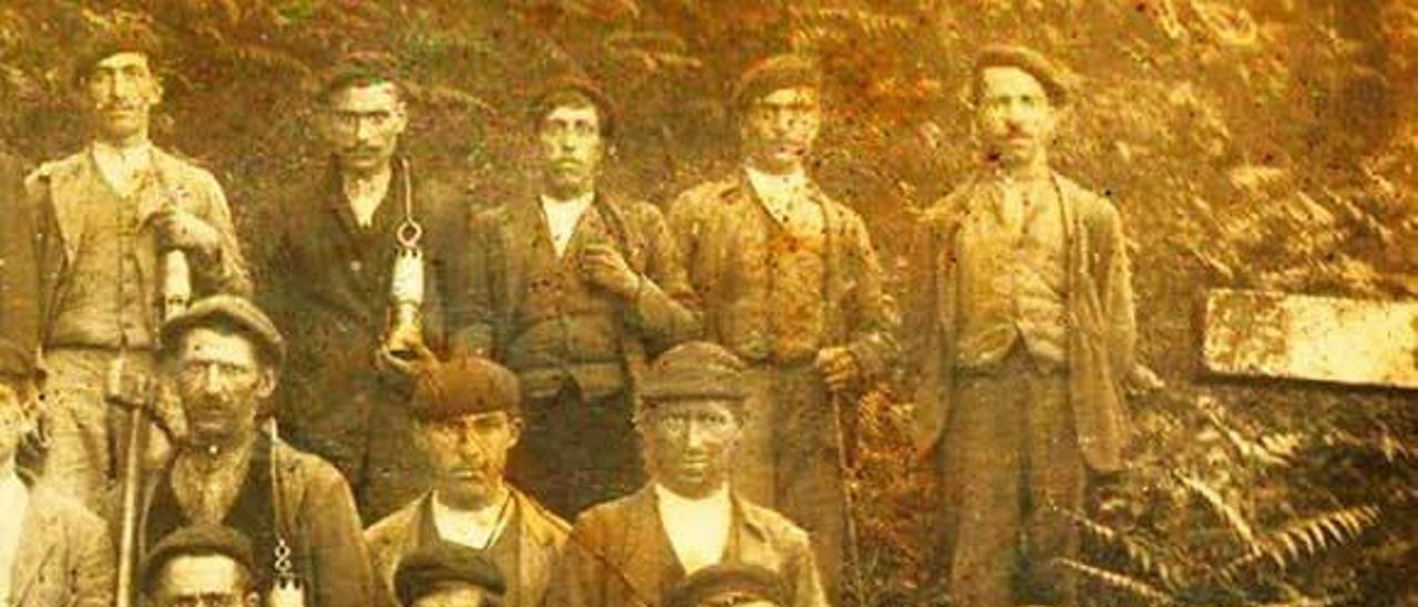 Mineros de la mina Marifonso de Quirós a principios del siglo XX.