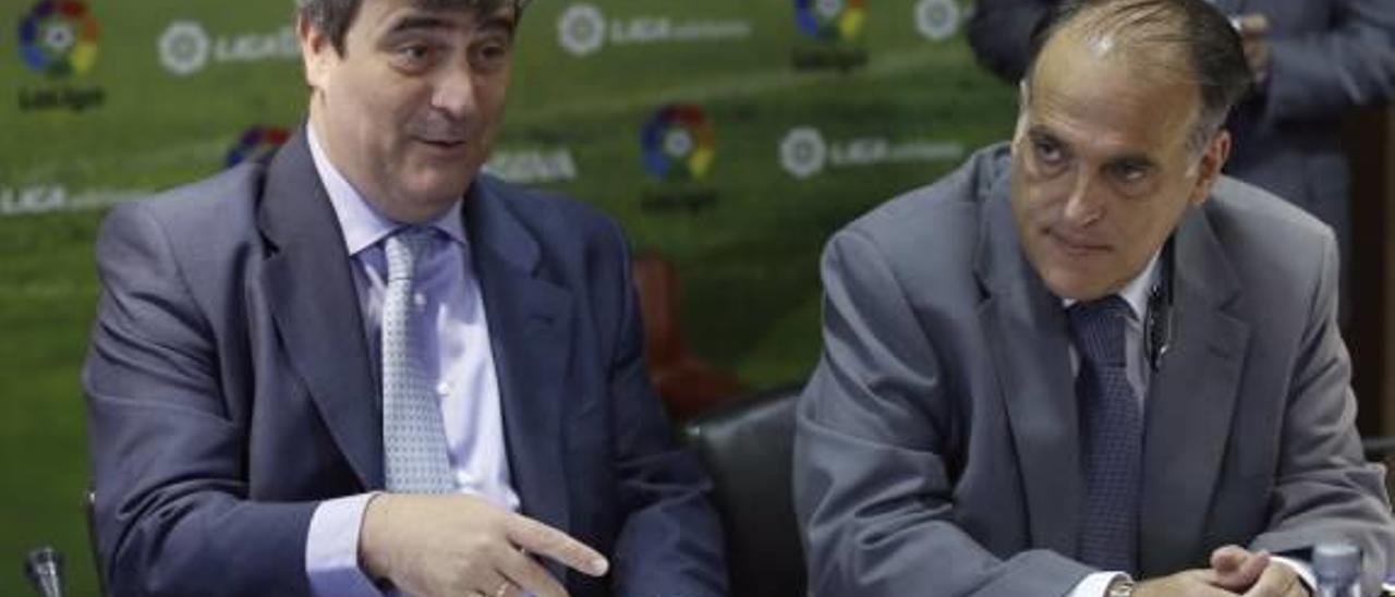 Cardenal y Tebas, ayer en la Asamblea de la Liga.