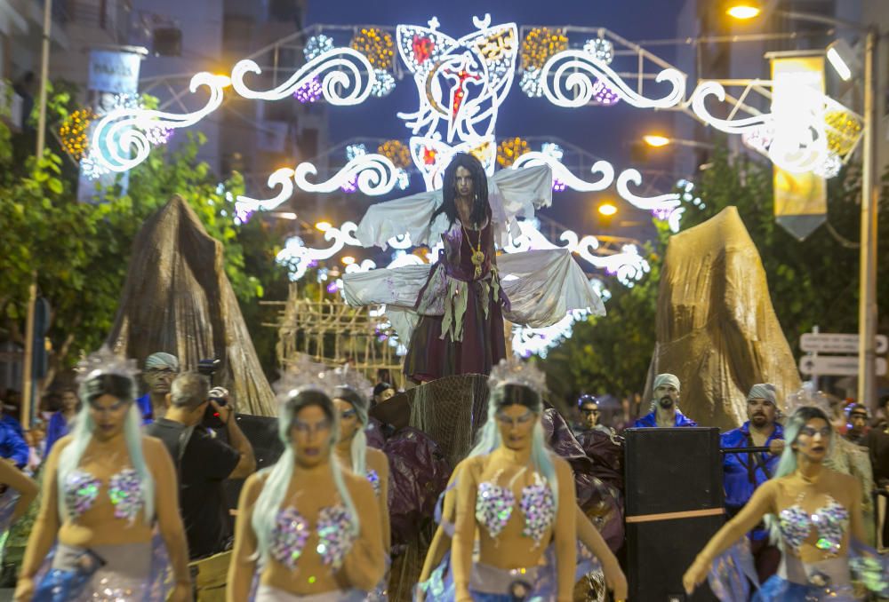 Miles de personas asisten al Desfile de la Entrada en la avenida Carlos Soler