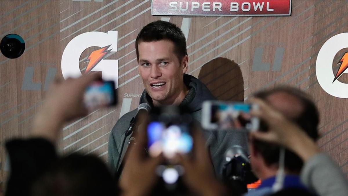 Tom Brady atiende a la prensa durante los dias previos al SuperBowl