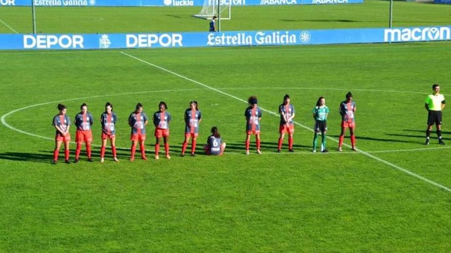 Paula Dapena, sentada de espaldas durante el homenaje a Maradona. @RCDEPORTIVO