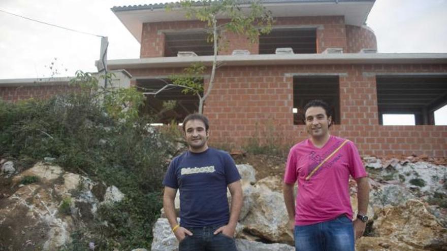 Los hermanos Alejandro y Pedro García, en la casa que están construyendo en la localidad riosellana de Cuerres.
