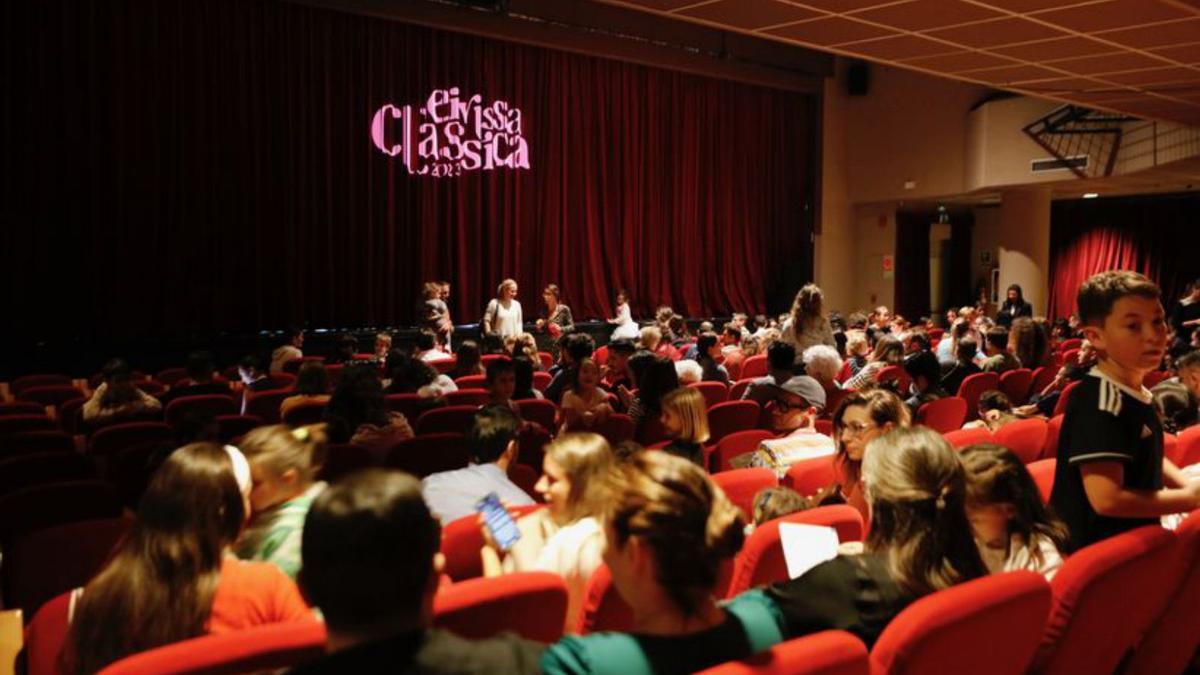 El aforo del auditorio de Can Ventosa se llenó en este concierto familiar y didáctico.