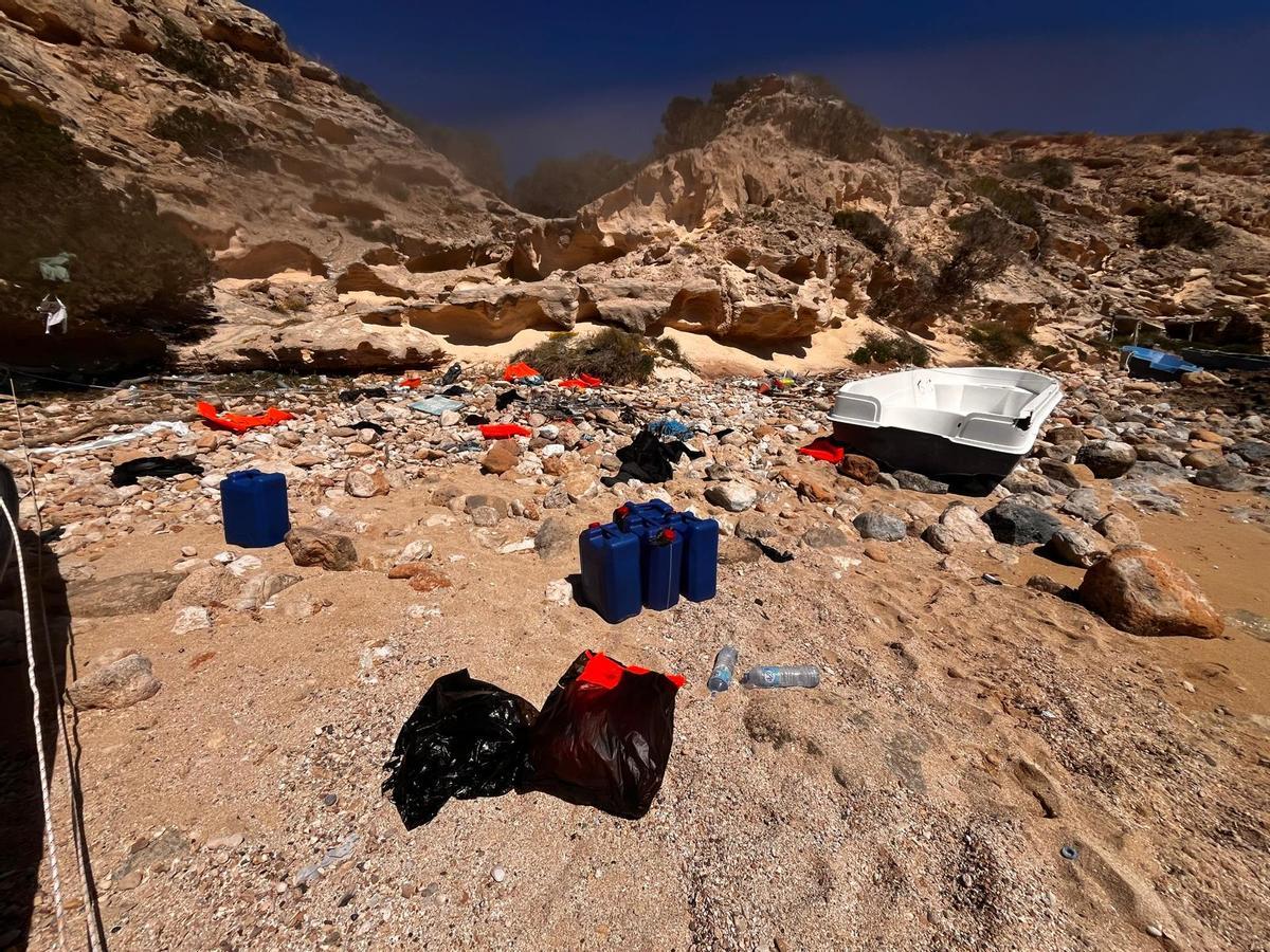 Las imágenes de una patera llegada a la zona de s’Estufador, en Formentera