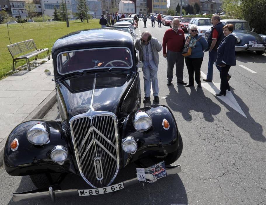 Decenas de automóviles de otras épocas tomaron las calles de Lalín con motivo de la VIII Ruta de Coches Clásicos do Cocido.