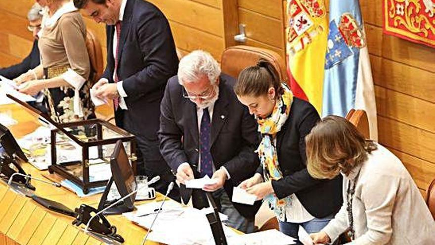 Votación sobre el cese de la Valedora do Pobo, ayer, en el Parlamento gallego.