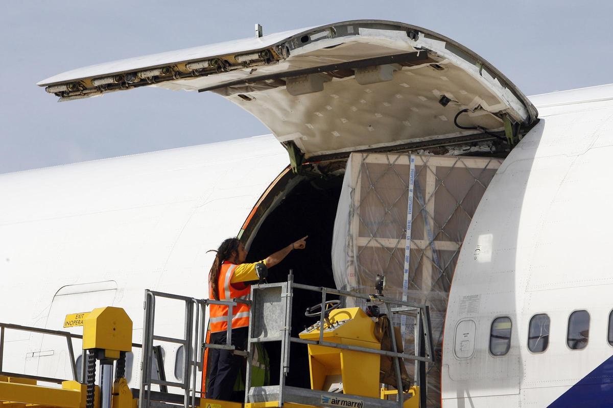 LLEGADA DE LOS SOROLLAS AL AEROPUERTO DE MANISES. DESCARGA EN PISTA